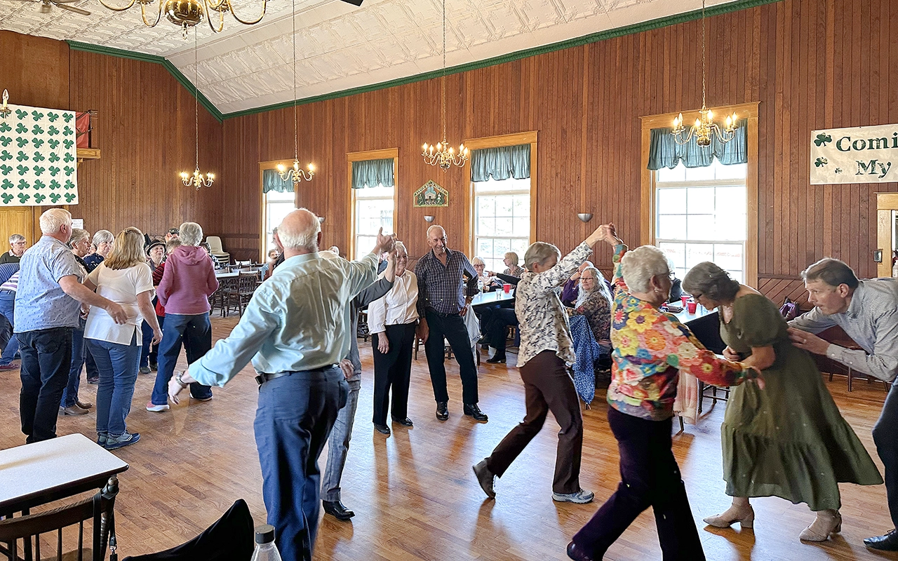 La danse carrée de Sheenboro rapproche la salle d’une nouvelle couche de peinture